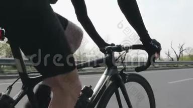 骑自行车和<strong>换挡</strong>的自行车。 关闭后续射击。 骑自行车的骑自行车者在运动。